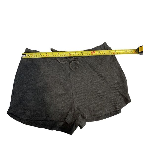 two Piece Grey Top and Shorts - Picture 5 of 8